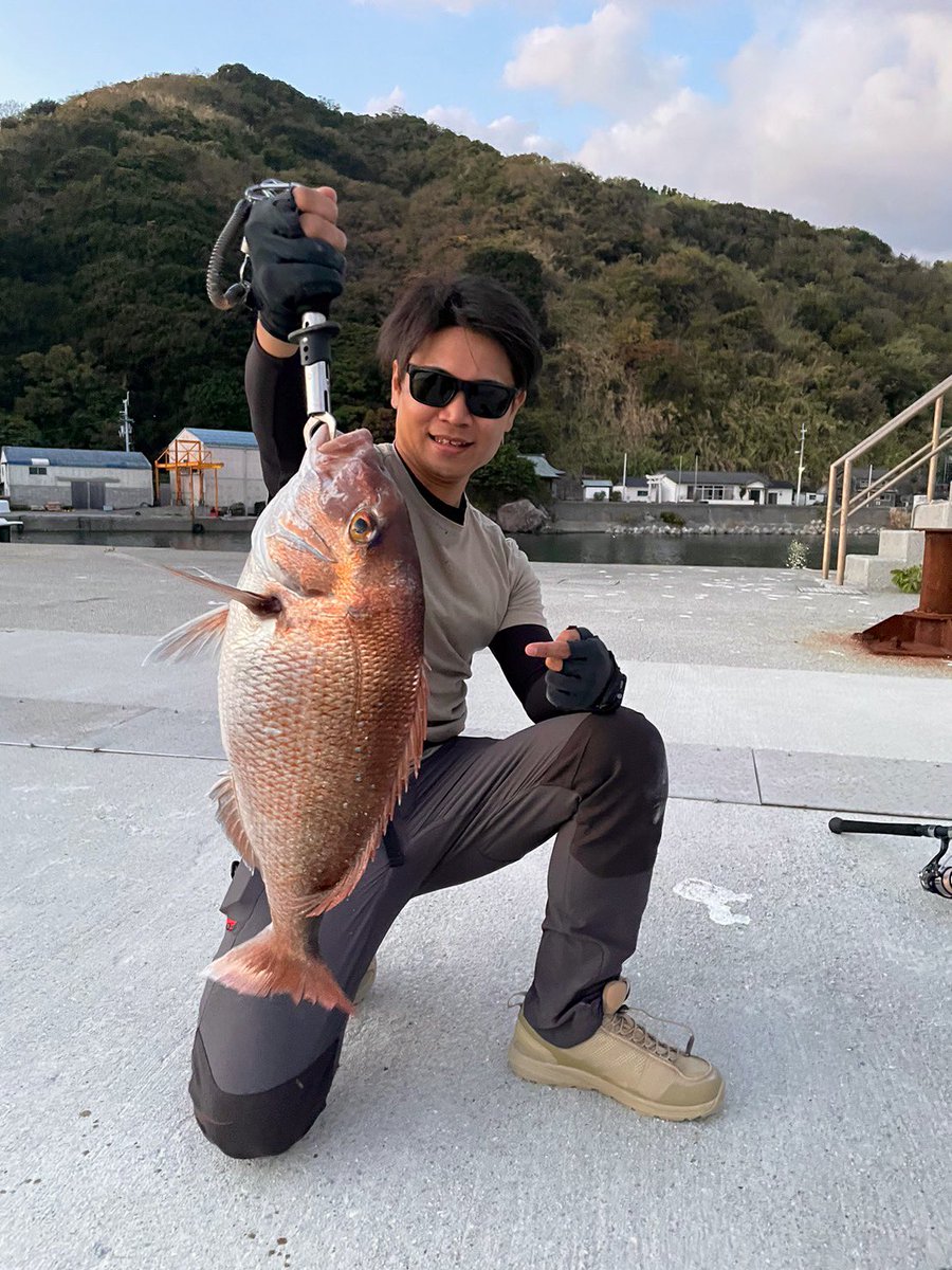 satooo03's tweet photo. ご無沙汰プチ遠征🎣🏕️
時合い逃したか分からんけど、
噂通りアオリ少なめか…
おそらくキロアップをバラし、
痛恨のミス…未熟さを実感😇
昼過ぎからでこの釣果なら満足！ https://t.co/Dh3rQY5Jfq