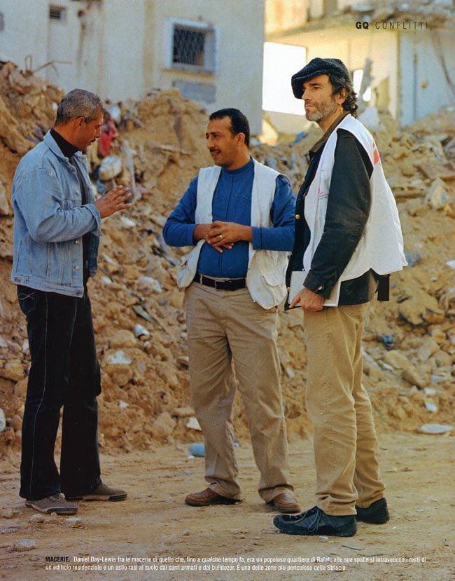 khalilhanoun's tweet image. عام 2005 زار الممثل "دانيال داي لويس" غزة وعايش غطرسة وجرائم الاحتلال عن قرب، ليروي تجربته ومشاعره وموقفه في مقال مؤثر من خمس صفحات أثار يومها غضب الكيان وزمرته، وهذه مقتطفات منه:

"هذه دولة الفصل العنصري. لقد استغرق الأمر مني أقل من أسبوع حتى أفقد الحياد. ومن خلال هذا ربما أرمي…