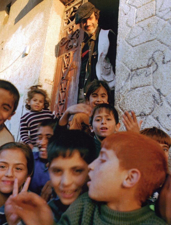 khalilhanoun's tweet image. عام 2005 زار الممثل "دانيال داي لويس" غزة وعايش غطرسة وجرائم الاحتلال عن قرب، ليروي تجربته ومشاعره وموقفه في مقال مؤثر من خمس صفحات أثار يومها غضب الكيان وزمرته، وهذه مقتطفات منه:

"هذه دولة الفصل العنصري. لقد استغرق الأمر مني أقل من أسبوع حتى أفقد الحياد. ومن خلال هذا ربما أرمي…