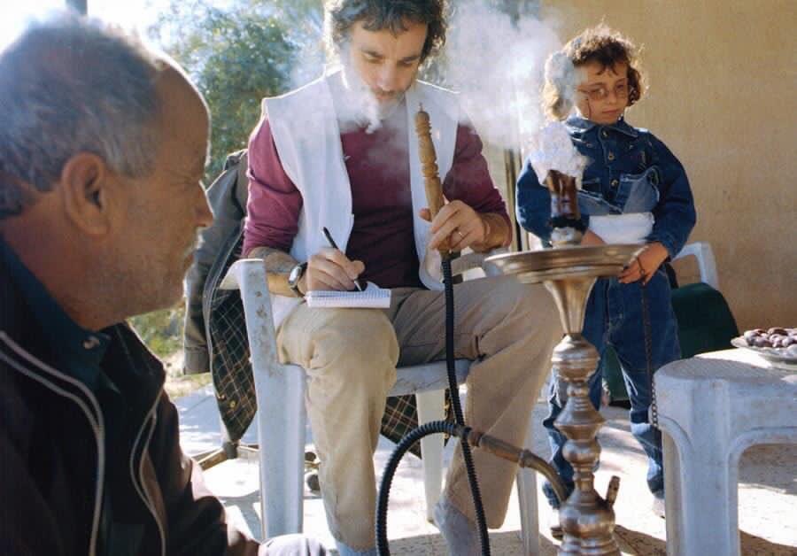 khalilhanoun's tweet image. عام 2005 زار الممثل "دانيال داي لويس" غزة وعايش غطرسة وجرائم الاحتلال عن قرب، ليروي تجربته ومشاعره وموقفه في مقال مؤثر من خمس صفحات أثار يومها غضب الكيان وزمرته، وهذه مقتطفات منه:

"هذه دولة الفصل العنصري. لقد استغرق الأمر مني أقل من أسبوع حتى أفقد الحياد. ومن خلال هذا ربما أرمي…