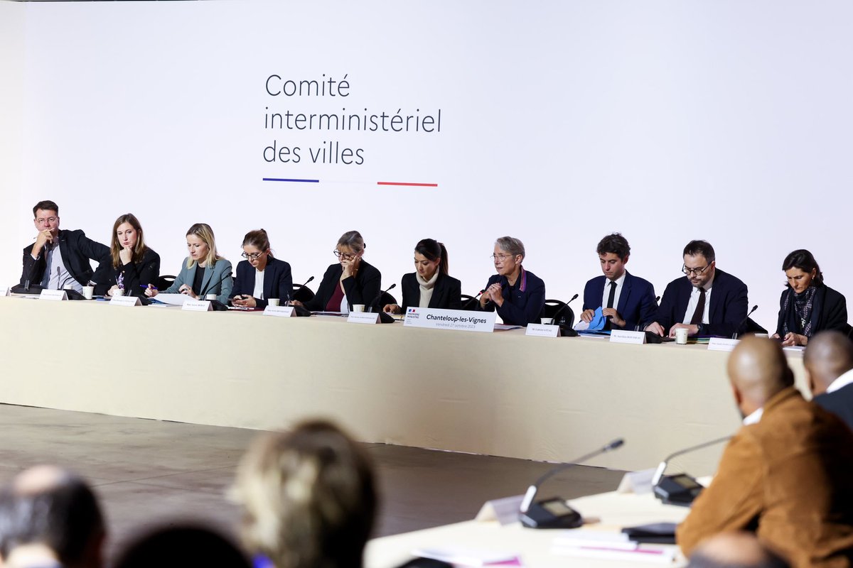 NicolasDufourcq's tweet photo. Lors du Comité Interministériel des Villes de vendredi, nous avons annoncé le lancement du programme "Entrepreneuriat Quartiers 2030" porté par le @GouvernementFR et @Bpifrance, avec le soutien de la @BanqueDesTerr.

456M€ sur 4 ans pour intensifier notre soutien auprès des entrepreneurs des Quartiers prioritaires de la Politique de la Ville !

Objectifs d'ici 2027 dans ces quartiers :

➡️ 10 000 entrepreneurs accélérés

➡️ 100 000 créateurs et entreprises financés et accompagnés.

Dans la droite ligne de notre programme #EntrepreneuriatPourTous, déployé depuis 2019 par Bpifrance, avec nos fameux bus jaunes ! @MAdelinePeix 

Notre communiqué de presse : https://t.co/ZGsbjsd0mB