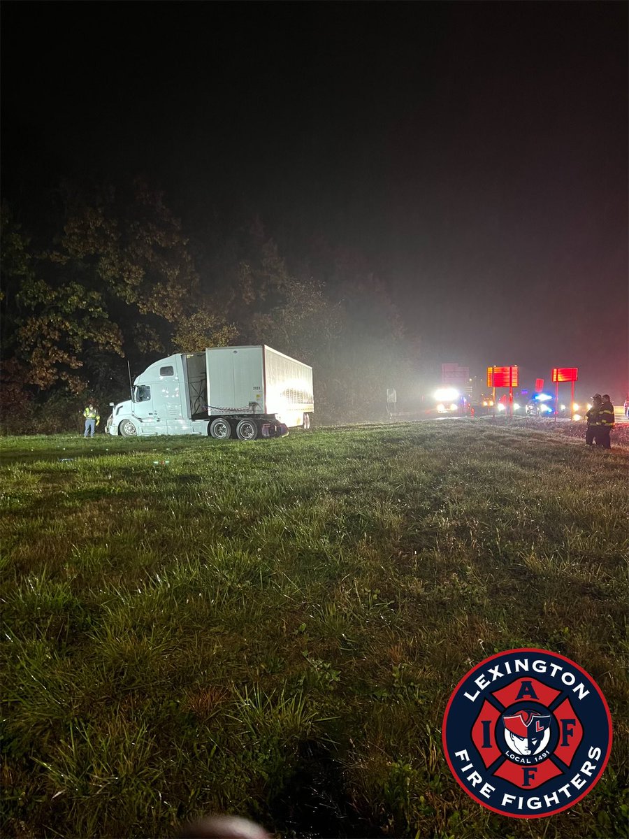 LexFire_L1491's tweet photo. Crews are on the scene of a jack-knifed tractor-trailer on the ramp to Rt 3 North. The ramp is closed for over as they work to remove the truck. Thankfully no one was injured.

#yourlexingtonfirefighters #lexingtonma  #pffm #iaff #matraffic #route128 @WBZTraffic @WCVB @boston25 https://t.co/d8264vgsJp
