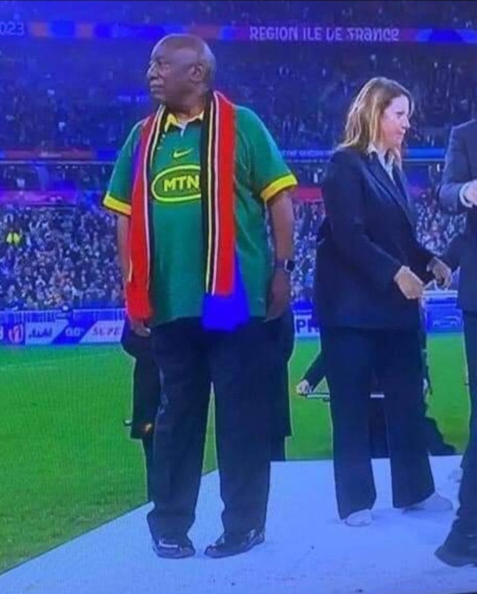 He was handed the right official T-shirt by Captain Siya Kolisi.
But no, he put on the MTN branded jersey, his 'erstwhile' company to dwarf the OFFICIAL SPONSOR.
This is wholly unethical.
I am embarrassed as a South African.
Ramaphosa should apologise to @Nike and @sarugby