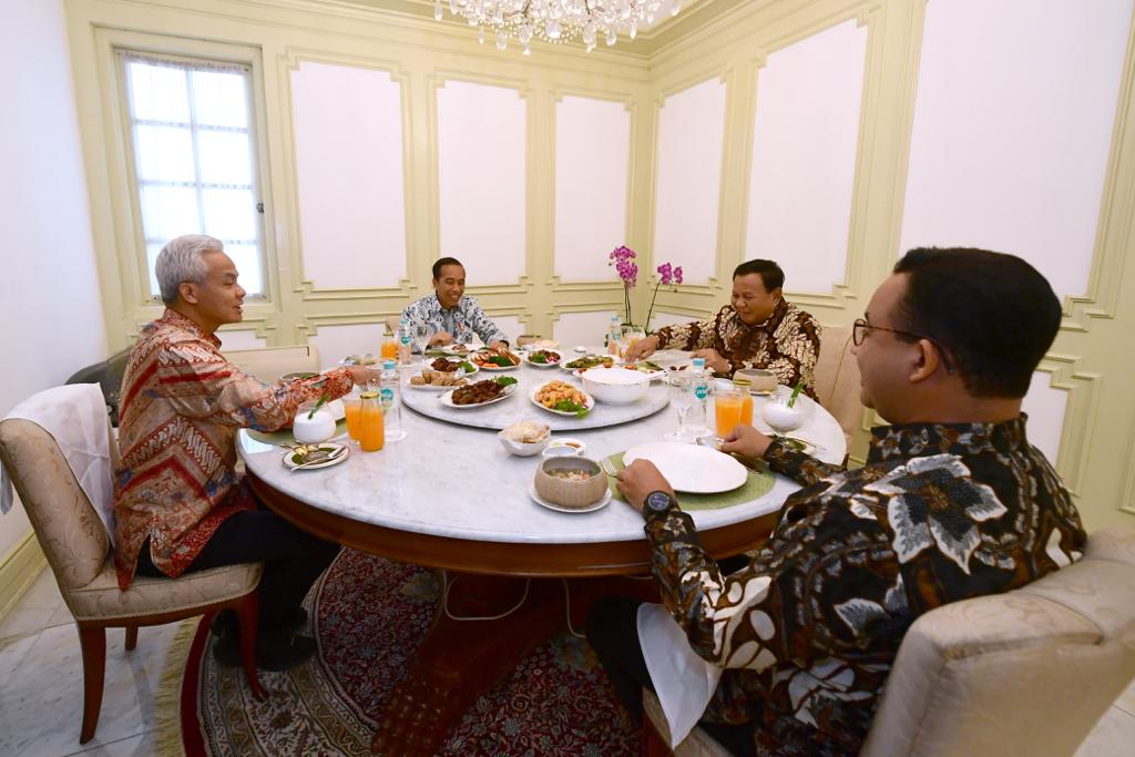 jokowi's tweet image. Santap siang bersama Bapak Prabowo Subianto, Bapak Ganjar Pranowo, dan Bapak Anies Baswedan -- tiga calon presiden yang akan berpartisipasi pada pemilihan presiden 2024 -- di Istana Merdeka, hari ini. Kami bersantap dalam suasana hangat dan diselingi perbincangan yang akrab.…