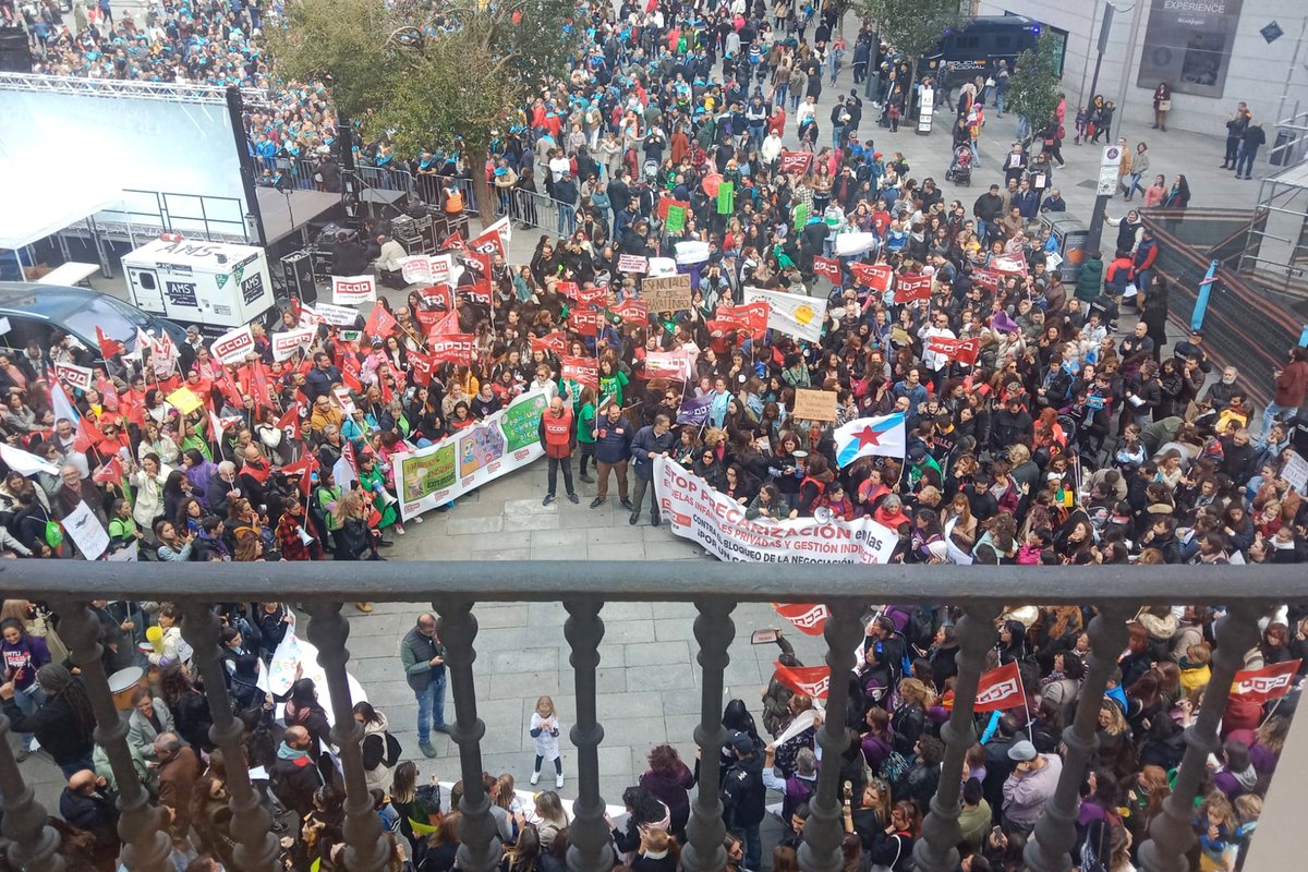 CCOOEducaMa's tweet photo. AUMENTA LA PRESIÓN SOBRE LAS PATRONALES DE CARA AL 2 DE NOVIEMBRE
CCOO valora positivamente el seguimiento de la movilización estatal contra la precarización en las escuelas infantiles privadas convocada hoy en Madrid🔽

✔️Una gran multitud, proveniente de distintas comunidades autónomas, se han concentrado en la céntrica Plaza de Callao para defender a las trabajadoras del primer ciclo de Infantil que arrastran una situación laboral precaria desde hace años y cuya solución sigue bloqueada en la Mesa de Negociación ante la negativa de las patronales a ponerle fin con unas condiciones dignas para la importante tarea que desempeñan.

🖥Noticia - 

https://t.co/8xWl19CgXp

📷Galería de imágenes - 

https://t.co/Gg22zsUVbW

📲Comparte, reenvía  
⭕️⭕️PaseLoquePase   
#CCOOContigoActúa