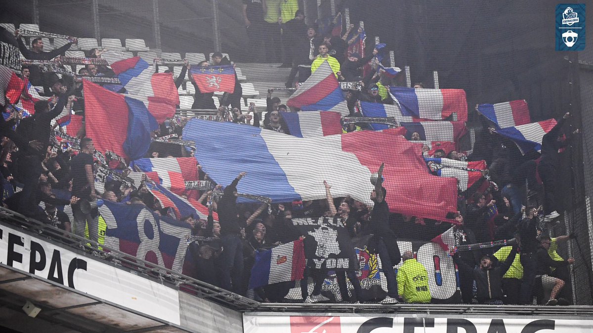 Footballogue's tweet photo. Temoignage d’un supporter lyonnais sur la soirée d’hier💬

« En général, la Marseillaise est chantée une fois par match, là ils l'ont chanté 15 ou 20 fois. Ces gars-là estiment que les Marseillais sont pas Français, que ce sont des étrangers. J’ai entendu "au lieu de trouver Charlie faut trouver un Français", "musulmans de merde" ou encore "bougnoules de merde".

Quand un CRS a interpellé un Marseillais descendu sur la pelouse, j'entends dire 'un bougnoule de moins' ou 'les flics on est avec vous faut niquer ces bougnoules'. J'ai bien vu des membres de la Mezza Lyon (groupe de supporters identitaires, ndlr). Sur les chants collectifs, le plus notable c'est en sortant du parcage vers 3 heures que plusieurs dizaines de supporters ont chanté 'bleu, blanc, rouge, la France aux Français'. »

(RMC Sport)