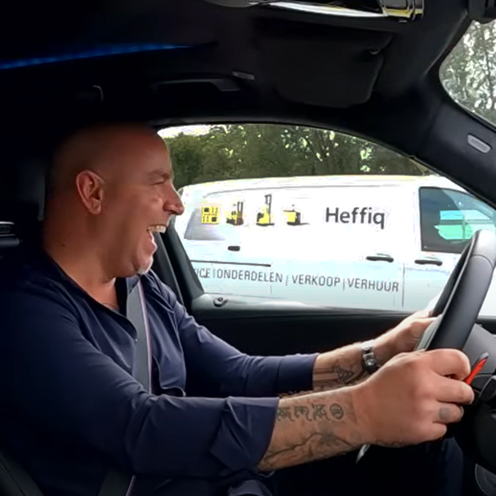 Onlangs was onze Heffiq bus goed zichtbaar in het programma "Bij Andy in de auto". Tijdens het interview met Kickbokser Tariq 'Cookie' Osaro, reed onze Heffiq bus voorbij.  #wijzijnheffiq 

youtube.com/clip/UgkxqAi-r…