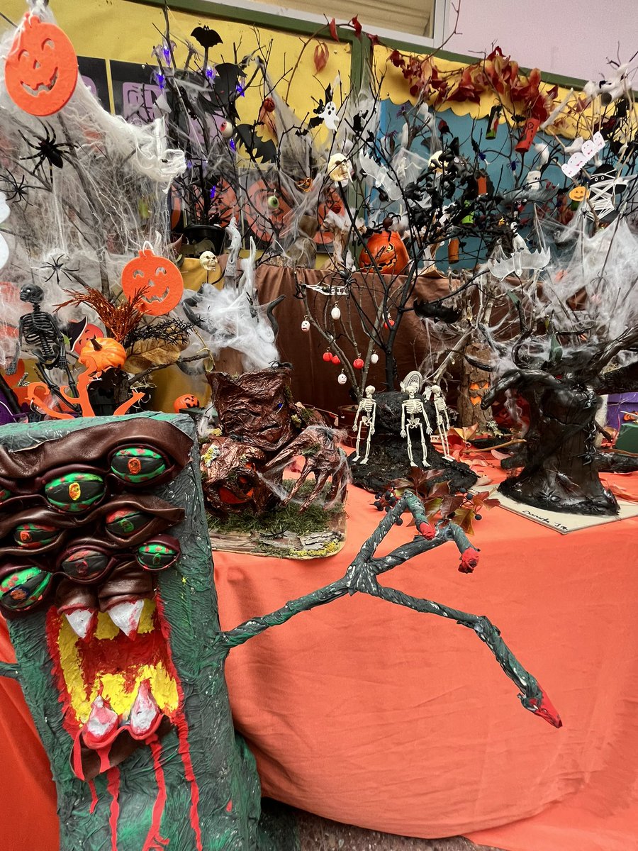 ceipS_TomasAV's tweet photo. Inauguramos la exposición de #DarkTrees ó #ÁrbolesTenebrosos. Mucha imaginación y mucho humor han demostrado nuestras familias. Y enlazamos el #bilingüismo con nuestro proyecto #GreenTomás. #Halloween se acerca… @educacyl @AvilaEducaJCYL https://t.co/b8HY6xHV6v