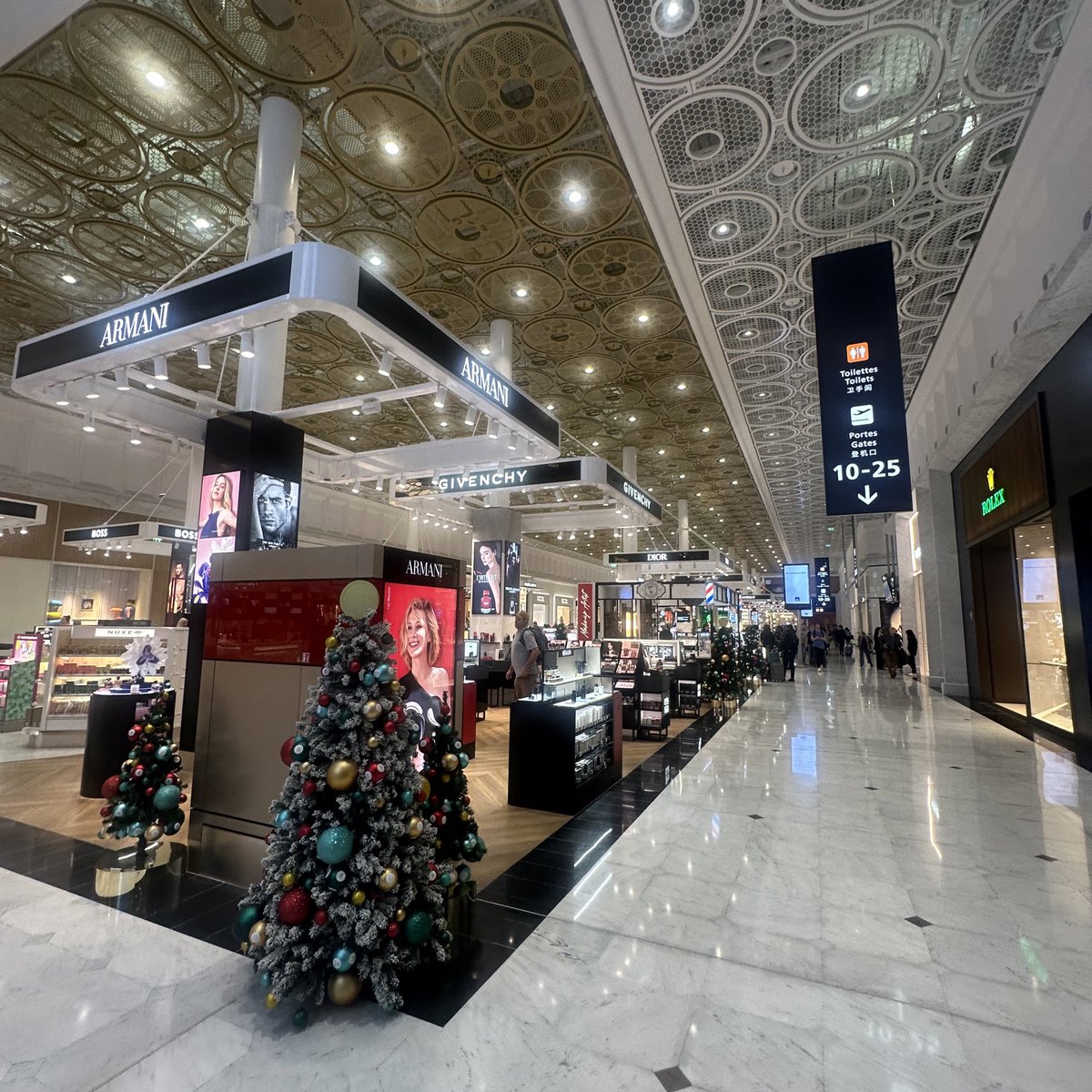 Un grand merci à <a href="/ParisAeroport/">Paris Aéroport</a> avec l’accès n1 de #CDG. Je suis arrivé à la bourre et il y avait du monde. J’aurai loupé mon vol sans ça !