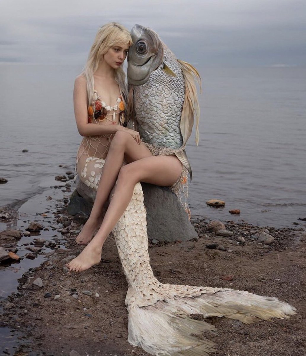 Ваши варианты, кто это рядом с русалкой? 🧜🏼‍♀️🤔😅