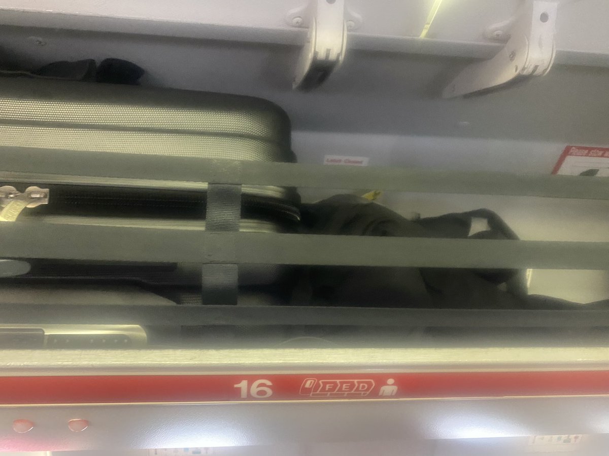 pmds1's tweet photo. @jet2tweets …this is genius ! Why haven’t I seen this before 🙌🏾😃👏🏽 #pisa #MAN https://t.co/CChmllGptf