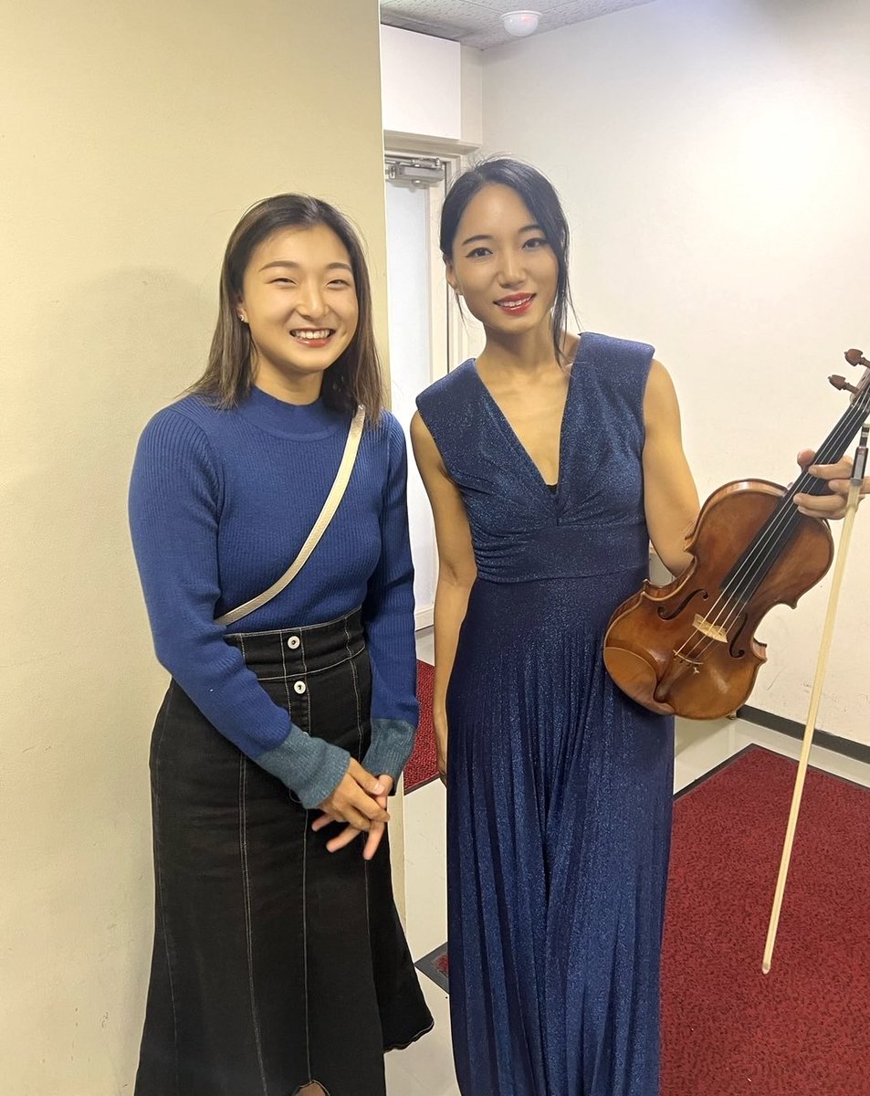 lenayokoyama's tweet photo. スケートカナダ優勝🥇
花織さん、おめでとうございます🎉

EXでElastic Heartを披露して頂き感激しました🎻

日本でコンサートを行った時、練習の合間に駆けつけてくれた花織さん。
誰よりも早く感想を送ってくださるなど、人間性もチャンピオンだと思っています💐

最高のシーズンになりますように📣 https://t.co/uqtJVwTVw7
