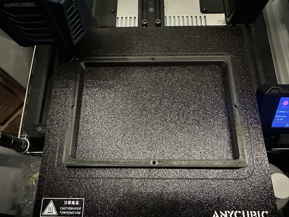 3DZ_WorlD's tweet photo. クリップは仮に留めただけだが、大体形は決まったな。
ポストカードの、ディスプレイスタンドね。カードの固定は、スナップフィット構造で留めたいね。
#3dprint #PLACF #耐摩耗kaika99 #テクダイヤ #kaika https://t.co/9O8MEERRbF