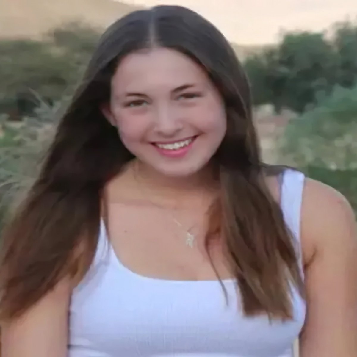 _ckricky's tweet photo. Das Schicksal dieser jungen Frau bewegt mich am meisten:

Das ist Naama Levy (19 Jahre). Sie hat Diplomatie & Chemie studiert, spielt in ihrer Freizeit Tennis und hat erst vor Kurzem ihren Wehrdienst in der IDF begonnen.

Freunde beschreiben Naama als starke, fröhliche Frau und gute Freundin, die alle zum Lachen bringen kann.

Naama wurde am 07.10. von Terroristen der #Hamas entführt. Viele von Euch kennen das Video, wie die junge Frau, verletzt, gefesselt und mit blutiger Hose, unter „Allahu Akbar“-Rufen aus einem Fahrzeug gezerrt wird.

Ich möchte mir nicht im Ansatz ausmalen welche Qualen die junge Naama ertragen musste - auch wenn das getrocknete Blut an ihrer Hose bereits Bände spricht.

Ich wünsche mir, von ganzem Herzen, dass die junge Naama schnellstmöglich lebend befreit wird und das ihr Körper und ihre Seele eines Tages heilen werden.
#BringThemHome 
#NaamaLevy