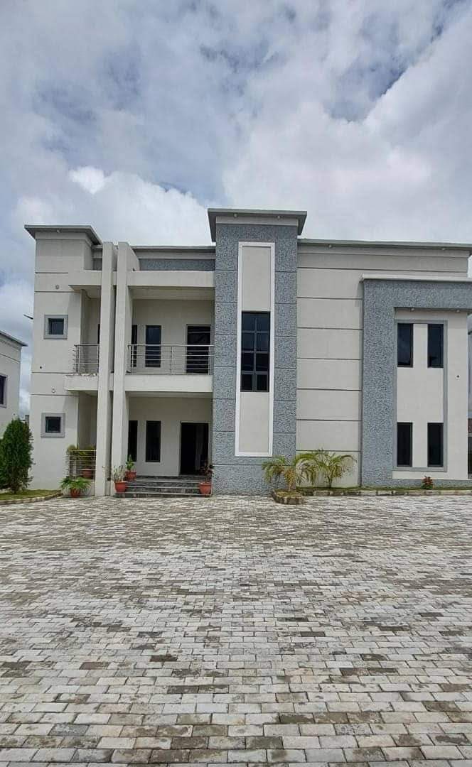#BusinessMonday 

PROPERTY FOR SALE 

LOCATION - In A Mini Estate In Wuye, Abuja (A Total of 6 Units In The Estate)

4 Bedroom Fully Detached Duplex With A Room Boyd Quarter

PRICE - ₦320m