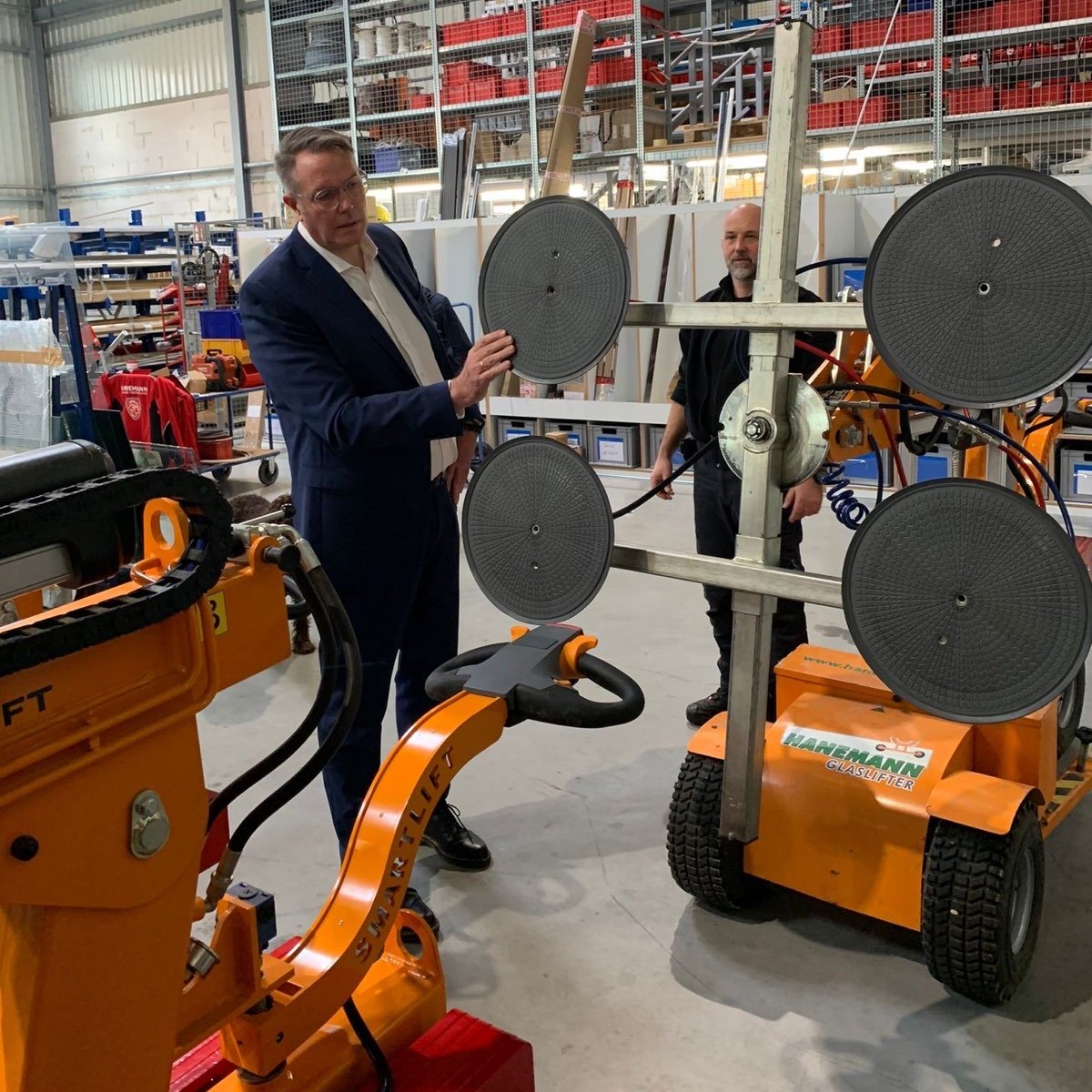 TransformRLP's tweet image. Arbeitsminister @Alex_Schweitzer besuchte heute mit den #Transformationsbegleiter​n den Traditionsbetrieb Hanemann Glas- und Fenstertechnik in #Speyer: Ein digitales Mindset der Beschäftigen ist in der #Transformation genauso wichtig wie die Infrastruktur. #transformRLP