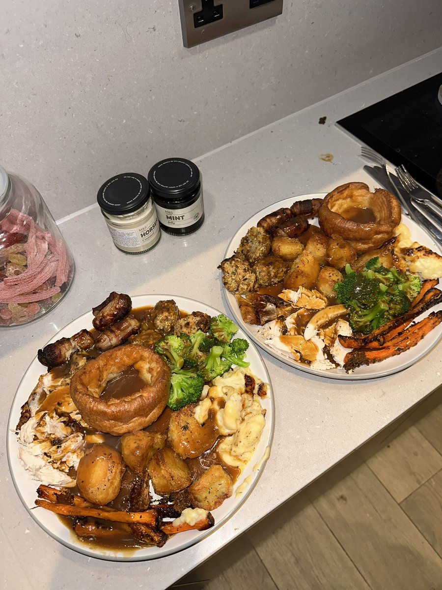 ambphillipsx's tweet photo. Cooked my first roast all on my own, proud 👩🏼‍🍳 https://t.co/0aiXn0voGo