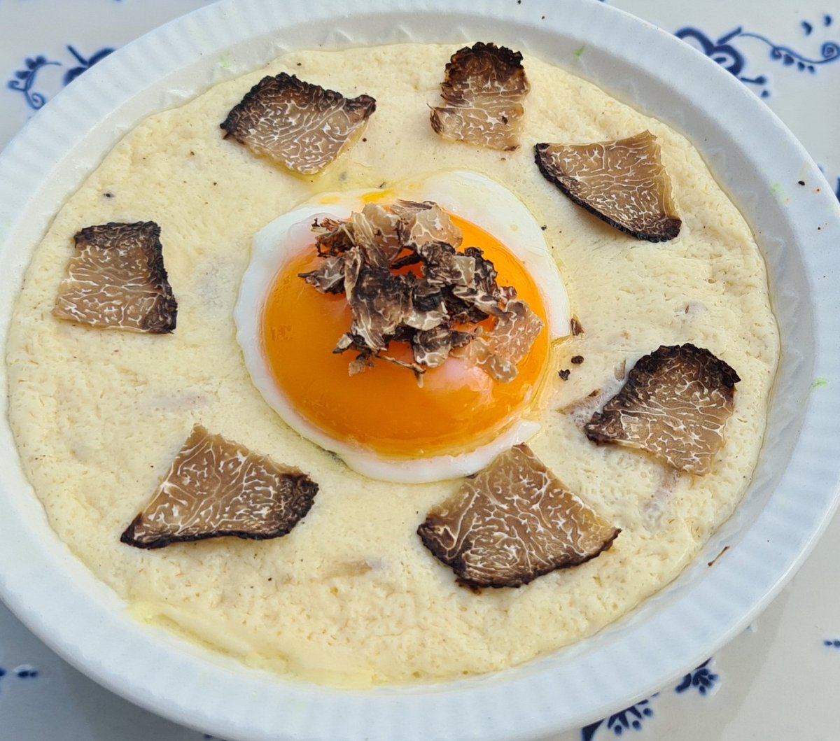 Sybaritic2011's tweet photo. Something new.
Steamed egg mixed with grated winter truffle. Topped with a steamed yolk & a little more truffle. I lined the bottom of the dish with a little grated cheese. Amazing flavours & only 200 calories & zero carbs.
#truffles #trufflelife #sybaritic #trufflemerchant https://t.co/bXiyG4HRaB
