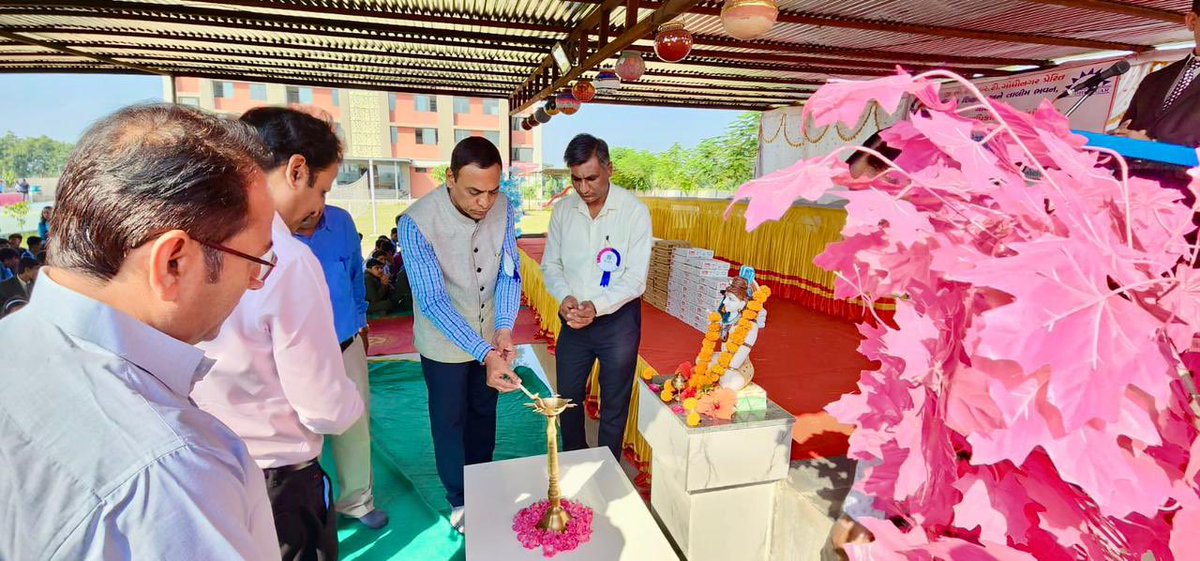 ગાંધીનગર તાલુકાના વડોદરા ગામે ગ્લોબલ સ્કૂલ આયોજિત ચાંધ્ખેડા બીટના વિજ્ઞાન મેળામાં ડાયેટના પ્રાચાર્ય શ્રી ડો હિતેશભાઈ દવે ,જિલ્લા શિક્ષણાધિકારી શ્રી પ્રજાપતિ સાહેબ ,સ્કૂલના ટ્રસ્ટીશ્રીઓ બીટના ઇન્ચાર્જ શ્રી યાદવ સાહેબ સાથે હાજર રહી વિધાર્થીઓ ને પ્રોત્સાહિત કર્યા