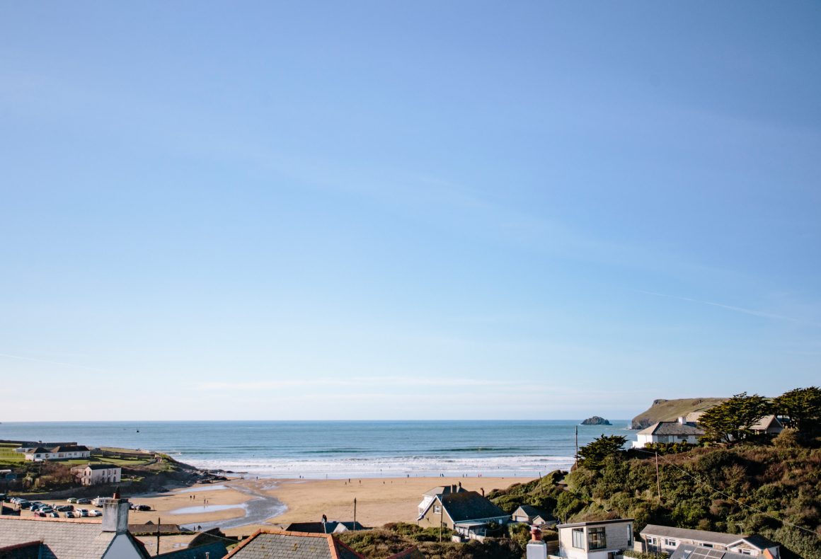 Perfectly perched above the white rollers of Polzeath Beach, Gwel an Mor combines vibrant interiors and breathtaking seascapes; the perfect ingredients for your autumn getaway. Welcoming six guests in three blissful bedrooms, book your stay here: latitude50.co.uk/explore-our-pr…