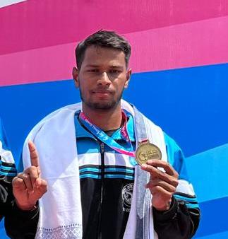 bulandshahrpol's tweet image. 36वे राष्ट्रीय खेल-2022 में उ0प्र0 बास्केटबॉल टीम द्वारा गोल्ड मैडल जीता गया तथा बुलन्दशहर के आरक्षी कुलदीप सिंह का प्रदर्शन शानदार रहा। शासन द्वारा कुलदीप को आउट ऑफ टर्न प्रमोशन देते हुए उ0नि0 पद पर प्रोन्नत किया गया। #SSP_BHR नेआरक्षी के कन्धो पर स्टार लगाकर बधाई दी ।