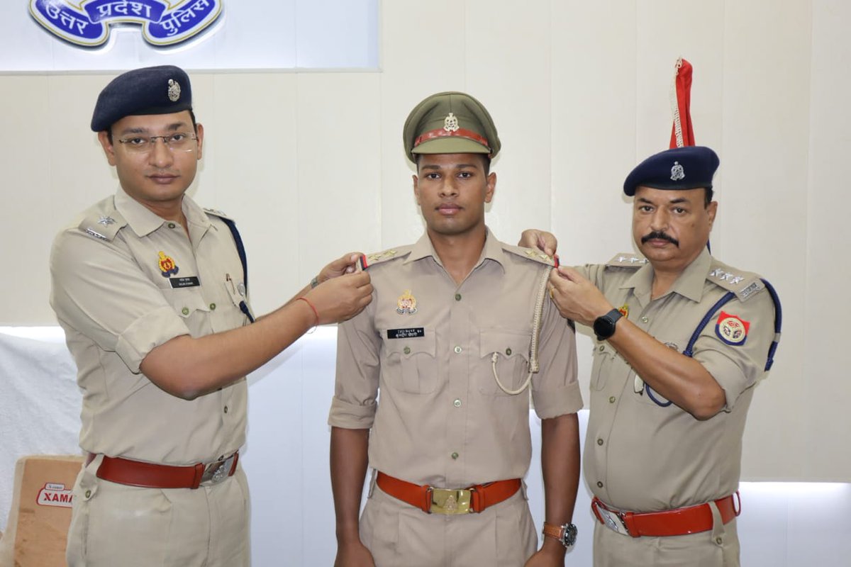 bulandshahrpol's tweet image. 36वे राष्ट्रीय खेल-2022 में उ0प्र0 बास्केटबॉल टीम द्वारा गोल्ड मैडल जीता गया तथा बुलन्दशहर के आरक्षी कुलदीप सिंह का प्रदर्शन शानदार रहा। शासन द्वारा कुलदीप को आउट ऑफ टर्न प्रमोशन देते हुए उ0नि0 पद पर प्रोन्नत किया गया। #SSP_BHR नेआरक्षी के कन्धो पर स्टार लगाकर बधाई दी ।