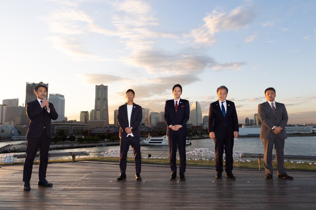 prompt_fmarinos's tweet photo. 横浜大さん橋で、Jリーグ終盤戦にむけ #出港式 を開催！

山中横浜市長、上地横須賀市長、古谷田大和市長から各市を代表して心強いエールをいただきました！#fmarinos に関わる���ての人とより一丸となり闘っていきます✊

11/12の試合は #トリパラユニ 付き！
🎟️好評販売中▶︎https://t.co/FYDhqJlgA0 https://t.co/WKeewD6Ywq