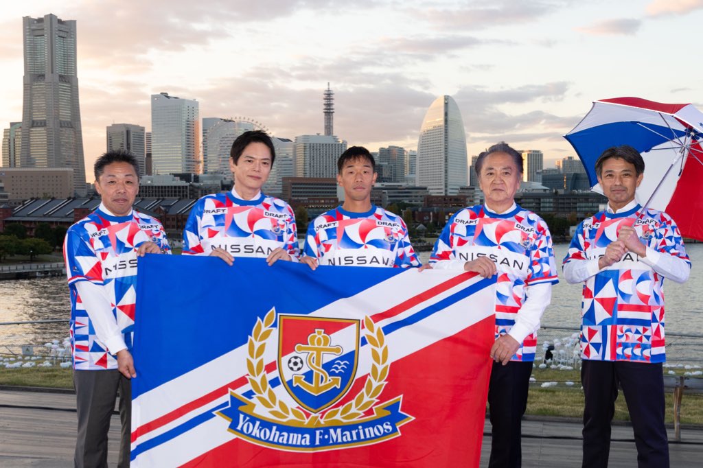 prompt_fmarinos's tweet photo. 横浜大さん橋で、Jリーグ終盤戦にむけ #出港式 を開催！

山中横浜市長、上地横須賀市長、古谷田大和市長から各市を代表して心強いエールをいただきました！#fmarinos に関わる���ての人とより一丸となり闘っていきます✊

11/12の試合は #トリパラユニ 付き！
🎟️好評販売中▶︎https://t.co/FYDhqJlgA0 https://t.co/WKeewD6Ywq