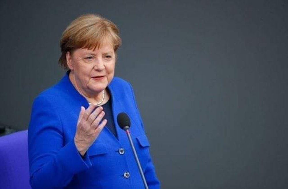 Almanya Başbakanı Angela Merkel kimsenin yanıtlayamadığı bir şey söylüyor;

Hindistan ve Çin birlikte iki milyar beş yüz milyon nüfusa sahip.
150 tanrısı ve 800'den fazla inancı var ve de barış içerisinde yaşıyorlar.
Ama Müslümanların 1 Allah'ı, 1 Peygamberi, 1 dini , 1 kitabı