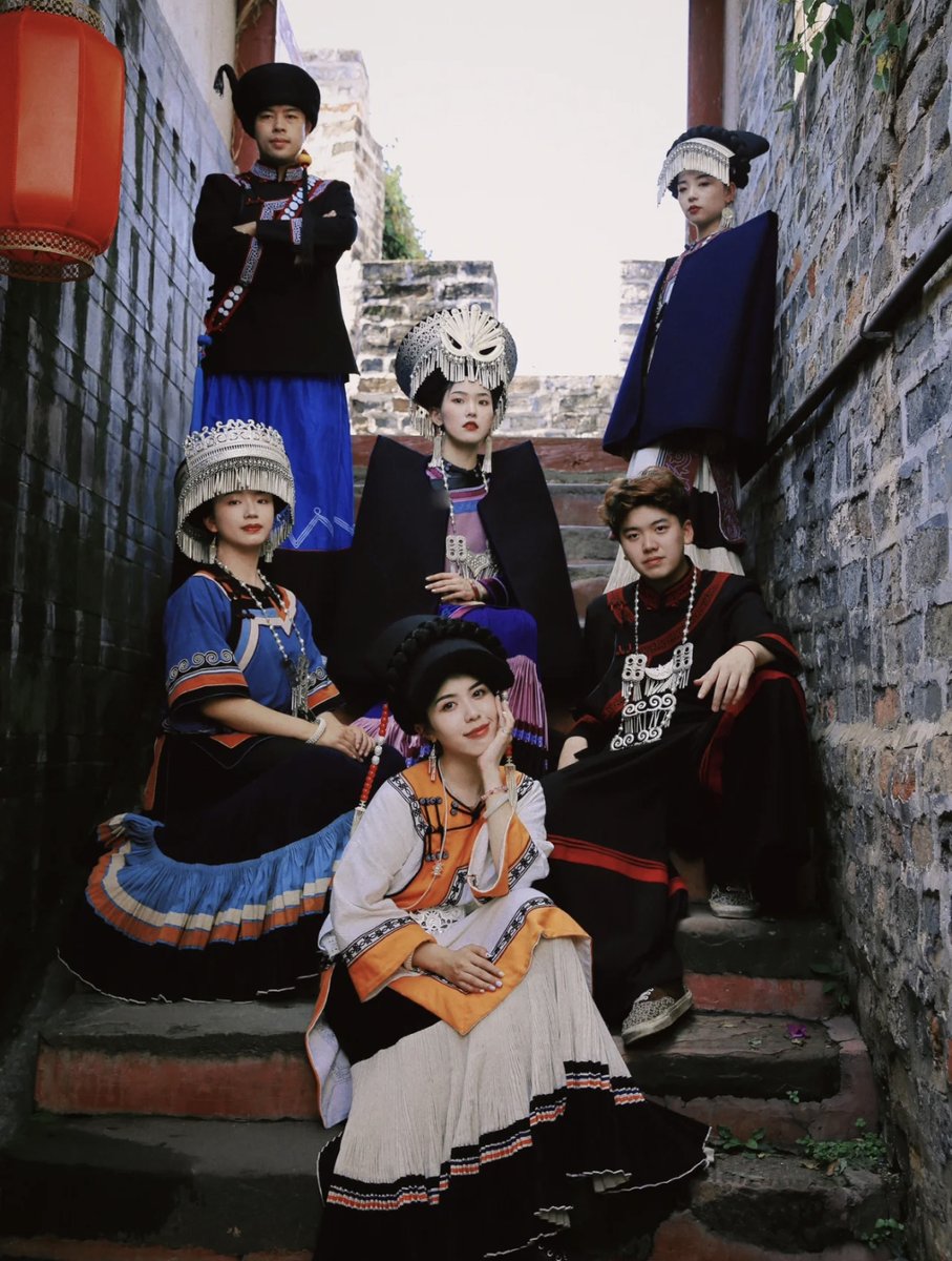 sharinghuili's tweet photo. OMG, can we talk about how stunning the Yi ethnic fashion is in #Huili ancient City?! 💃✨ 

#GlobalFashion #Fashion #StreetStyle #EthnicFashion #streetphotography #clothes #travel 
photo by SHenZh1Ye https://t.co/RCk8S9aJ3t