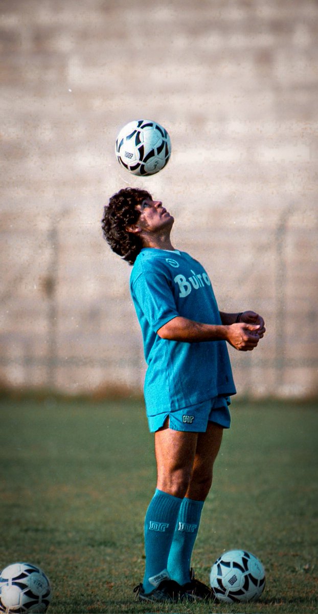 realvarriale's tweet photo. In un calcio sempre più  immiserito da scandali finanziari,  scommesse, doping, patteggiamenti, manca tantissimo una figura come quella di #Maradona, uno che non ha mai abbassato la testa di fronte al potere, pagando per questo prezzi altissimi.
Buon Compleanno #DiegoEterno. https://t.co/uPuN7qP11o