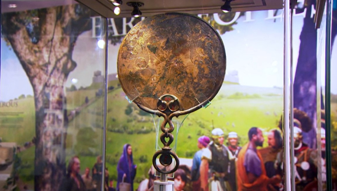 BBCBargainHunt's tweet photo. A 'royal' grave in rural Gloucestershire? 👑 #CharlieRoss learns about the ‘Birdlip Queen’ and her majestic bronze mirror @MuseumOfGlos.

Watch on @BBCiPlayer ▶️ https://t.co/1AX9kSoQRO https://t.co/v4OKIUgtGB