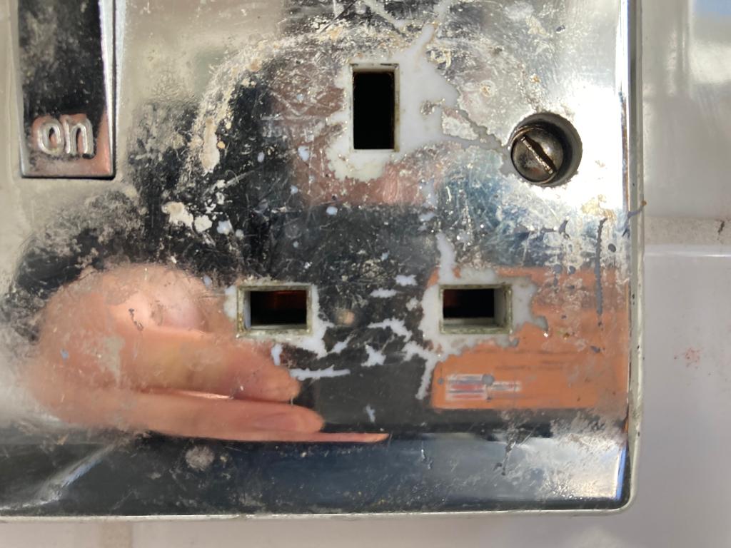 Can anyone spot what's wrong with this socket we found whilst carrying out an EICR? 🤔

#electrician #safety #electrical