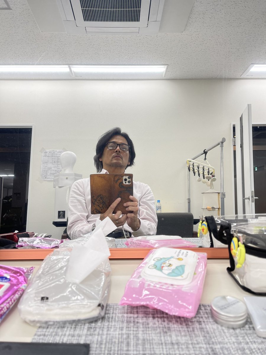 待つのも仕事、いや待つのが仕事です。
昨日はプロデューサーで、今日はプロデューサーの役。
#47ENGINE #c_t_oyako #どっちも大事