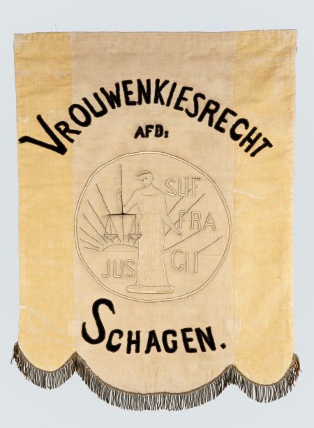Wilhelmina Drucker richtte op 5 februari 1894 de Vereniging voor Vrouwenkiesrecht op, samen met een aantal andere vrouwen. Je ziet hier het vaandel van de ‘Afdeling Schagen’ van de Vereniging voor Vrouwenkiesrecht: ow.ly/SeYI50PGKcA

#feminisme <a href="/ArchiefAlkmaar/">Archief Alkmaar e.o.</a>