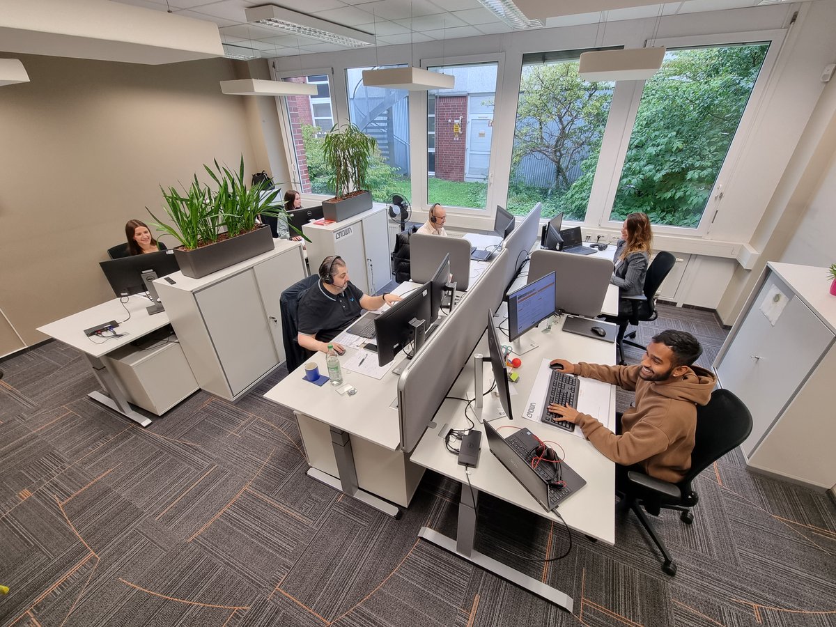crown_de's tweet photo. Eure direkten Ansprechpartner bei #Crown #Gabelstapler freuen sich darauf, mit Euch Kontakt aufzunehmen! Unser Customer Experience Center ist per Chat, Telefon und E-Mail für euch da. Einfach über unsere Website los chatten: https://t.co/hvZcBvGfz6 https://t.co/XTWIWIVvdV