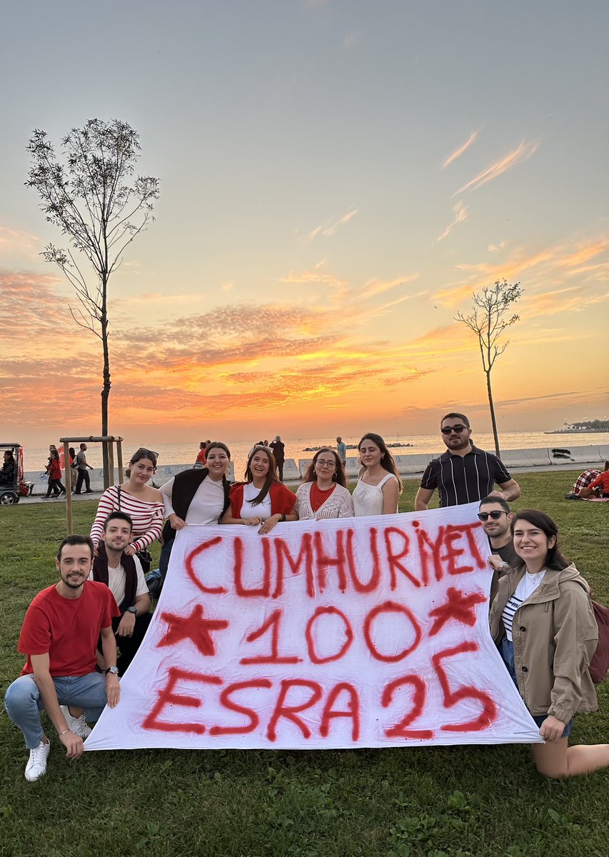 yetiskinbires's tweet photo. yılın 364 günü yurt dışına gidicez diyip 29 ekimde bizim ekip https://t.co/xs8sGQmDq0