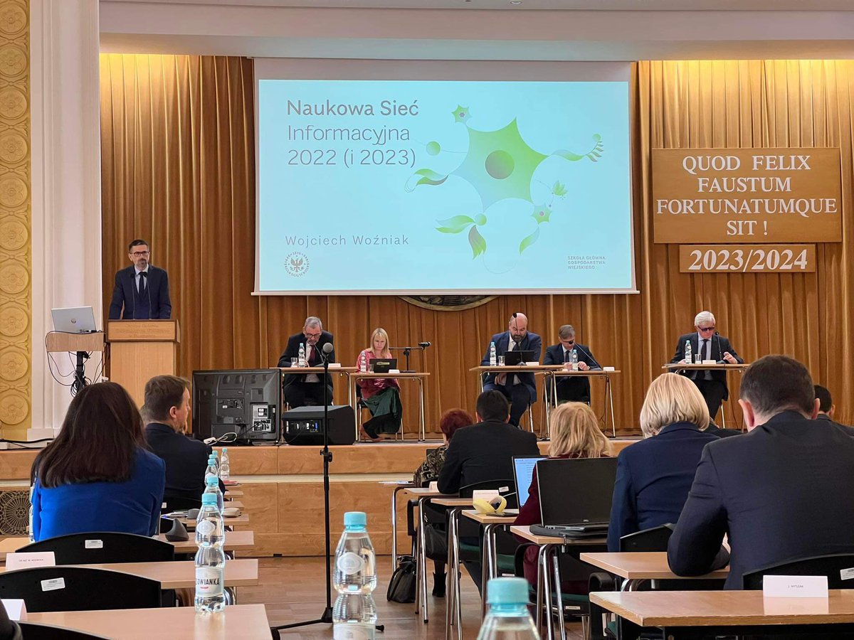 BG_SGGW's tweet photo. Dr Wojciech Woźniak, Dyrektor @BG_SGGW podczas posiedzenia Senatu @SGGW_Warszawa, przedstawia informacje dotyczące Naukowej Sieci Informacyjnej. https://t.co/MQbJVnQktm