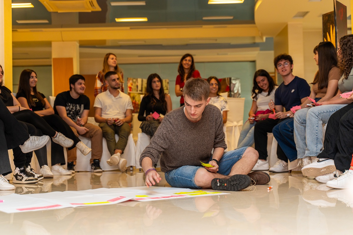 fondunipolis's tweet photo. Prosegue il viaggio di #Bellastoria per diventare protagonisti e protagoniste del cambiamento. Con @AshokaItaly abbiamo avviato il secondo anno anche in Calabria. Nei prossimi giorni vi racconteremo di più su @Secondowelfare #StayTuned https://t.co/9Eu3PVlvjz