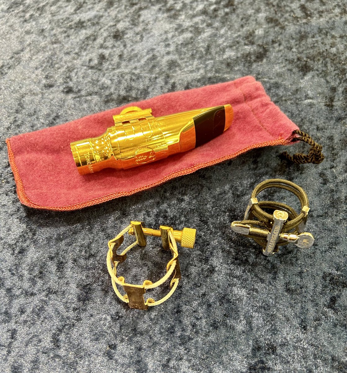 brasstek_hakusa's tweet image. 🍁中古リガチャー・マウスピース🍁

 #Kplume   TRV-PB
 #Silverstein   PRELUDE(アルト)
 #OttoLink       Vintage model  Tenor7☆

店頭にて販売中です✨

 #brasstek #mpcstore