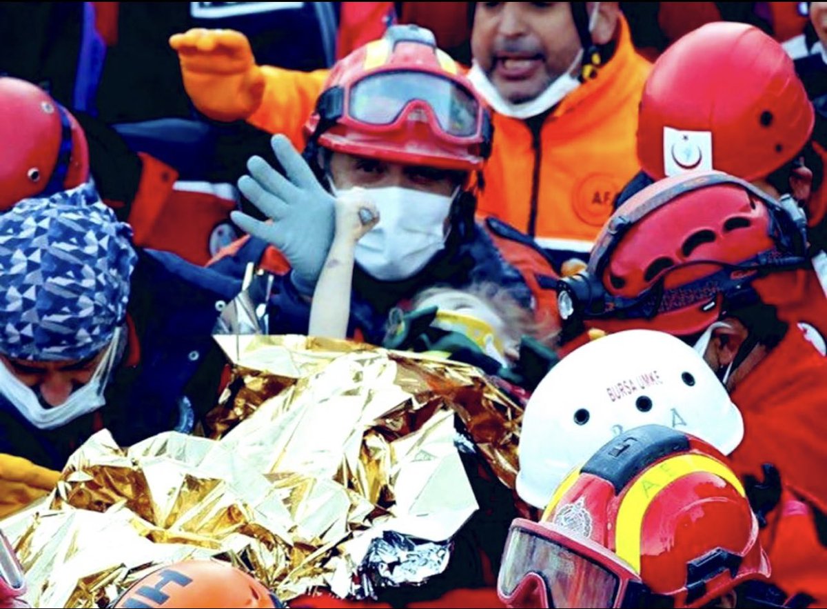 Acının,umudun,kaybın ve kavuşmanın aynı anda da yaşanabileceğini bir psikolog olarak gözlemleyebildiğim ilk zamanlardı.Korkuları, etkileri, bıraktığı izleri ise hala dün gibi üzerimizde. 
Depremde hayatını kaybeden vatandaşlarımızı rahmetle anıyoruz..
#izmirdepremi #unutmadık