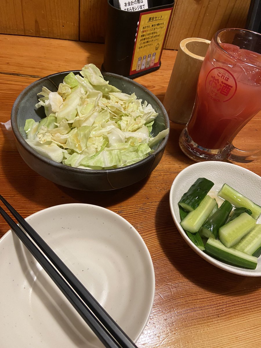 トリキとかの居酒屋のガヤガヤしてる所で一人でのんびり食べるの大好き