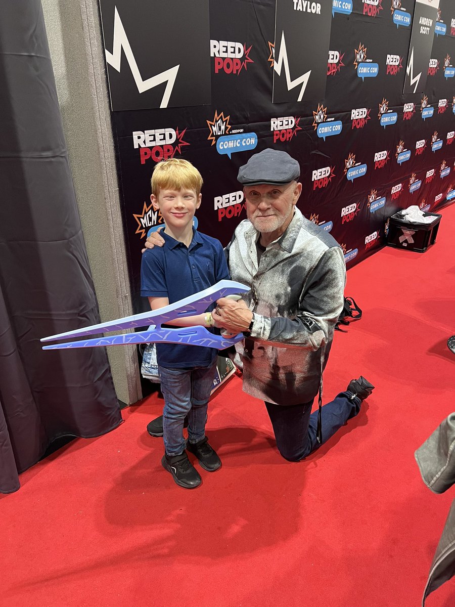 OniArchiveIG's tweet photo. HAD AN ABSOLUTE BLAST YESTERDAY at @MCMComicCon

Met the legends themselves @SteveDownes117 @jentaylortown

Then to the Microsoft Experience Store and had the whole team be amazing managed to get more photos and show off the Lids 

“Best day of my life” - HUGO

#MicrosoftLDN #MCM https://t.co/RPi8pdGt1s