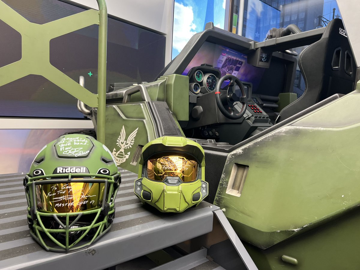 OniArchiveIG's tweet photo. HAD AN ABSOLUTE BLAST YESTERDAY at @MCMComicCon

Met the legends themselves @SteveDownes117 @jentaylortown

Then to the Microsoft Experience Store and had the whole team be amazing managed to get more photos and show off the Lids 

“Best day of my life” - HUGO

#MicrosoftLDN #MCM https://t.co/RPi8pdGt1s