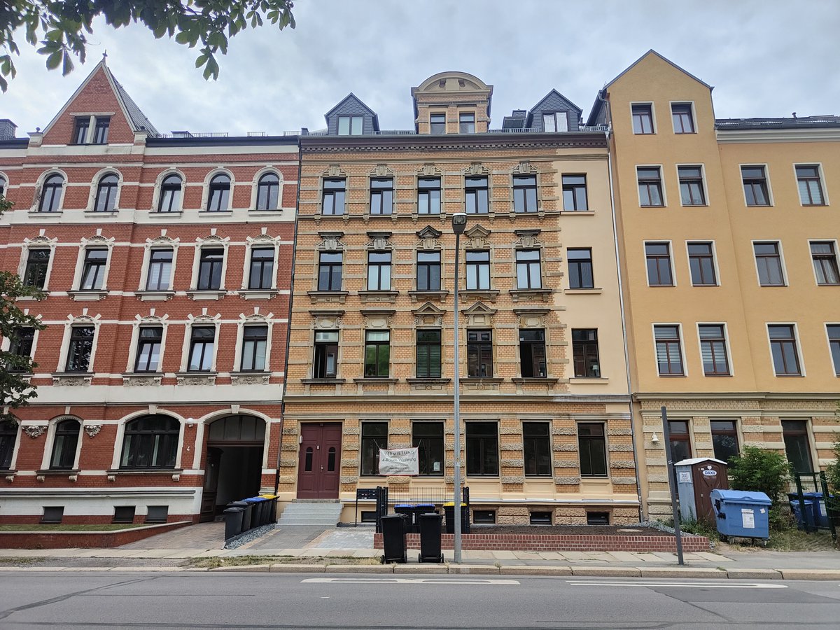 ALT_BAU's tweet photo. Normally we would write "The big banner is back!" to refer to the International Day of Cities. But this year we present a house that is renovated and rented with the help of the @URBACT Good Practice "Agentur StadtWohnen". We didn't want to ruin the view for the tenants😉. https://t.co/FKyNfj8OSr