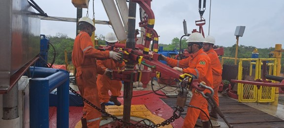 MolecularEn's tweet photo. 📢🇵🇾 #Paraguay Exploration Well progress update

📷The photos below show the Rig crew making up the drill pipe, to be stood back the derrick and the drilling rig at site, with 4 stands of HW drill pipe and 9 stands of drill pipe stood back in the derrick.

#explorationwell #MEN https://t.co/Eb9tmyAom6