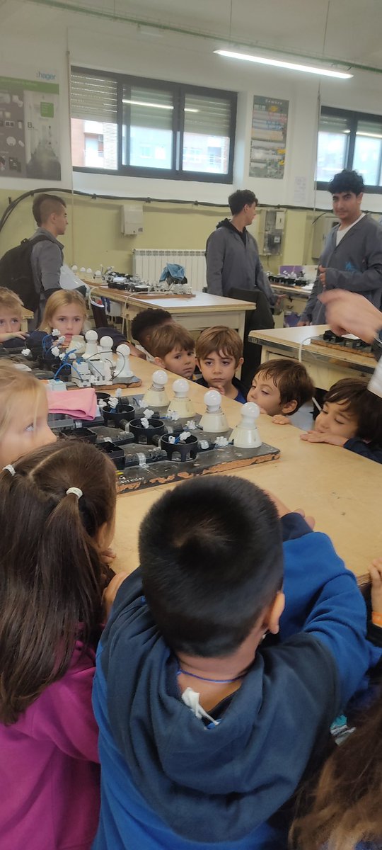 jesuitasrioja's tweet image. La pasada semana el alumnado de 3* de #infantil visitó en taller de #electricidad y #automatica de #fp para aprender un poco más sobre la electricidad ya que están realizando el proyecto de los inventos. 
¡Cuánto se han divertido! 🤩