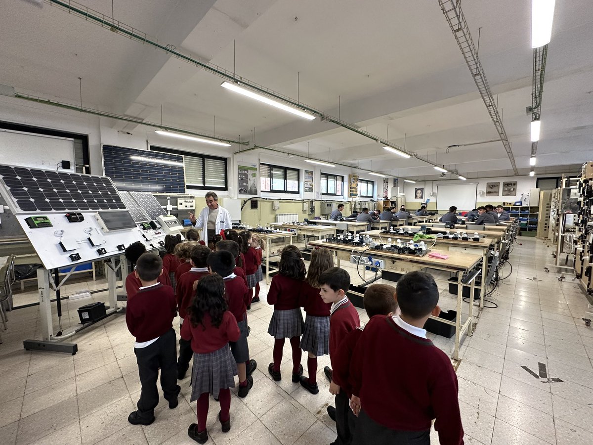 jesuitasrioja's tweet image. La pasada semana el alumnado de 3* de #infantil visitó en taller de #electricidad y #automatica de #fp para aprender un poco más sobre la electricidad ya que están realizando el proyecto de los inventos. 
¡Cuánto se han divertido! 🤩
