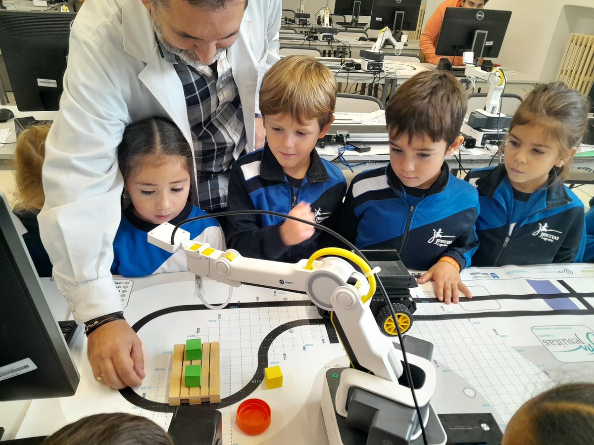 jesuitasrioja's tweet image. La pasada semana el alumnado de 3* de #infantil visitó en taller de #electricidad y #automatica de #fp para aprender un poco más sobre la electricidad ya que están realizando el proyecto de los inventos. 
¡Cuánto se han divertido! 🤩