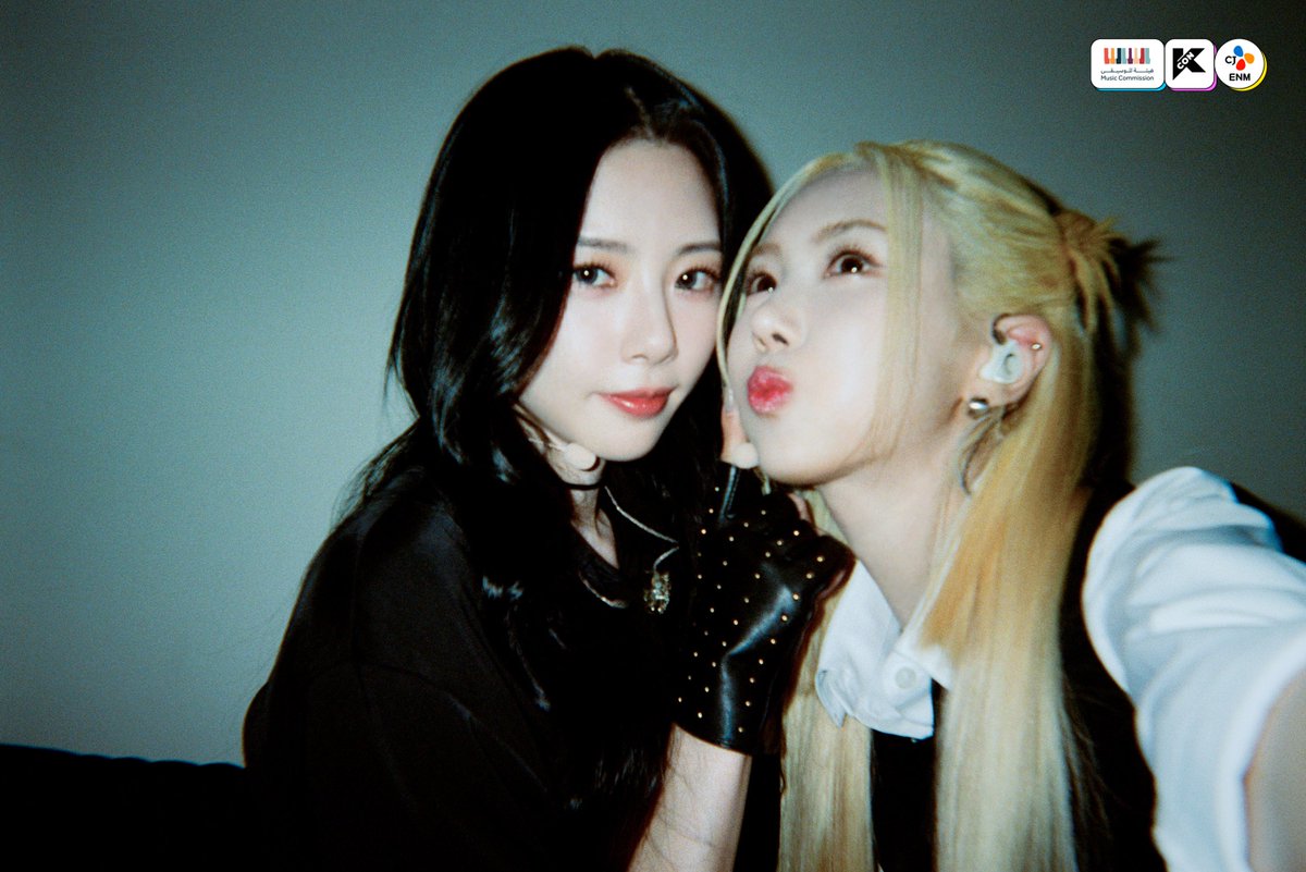 [🤫 #Dreamcatcher SECRET MISSION PHOTO ] 
Raise your hands if you love this ✋💗
photo by. <a href="/hf_dreamcatcher/">드림캐쳐 Dreamcatcher</a> 

*Please note that some artists may not be included due to on-site circumstances.
#KCONSAUDIARABIA2023
💚10/6 ~ 10/7
✨Let’s #KCON !